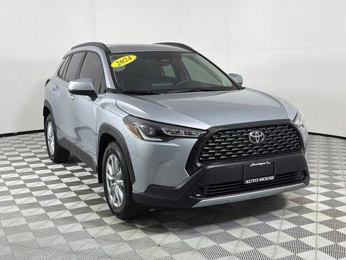 Used 2024 Toyota Corolla Cross LE w/ Moonroof Package FWD image 3