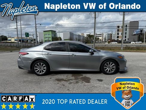 Used 2018 Toyota Camry LE image 6