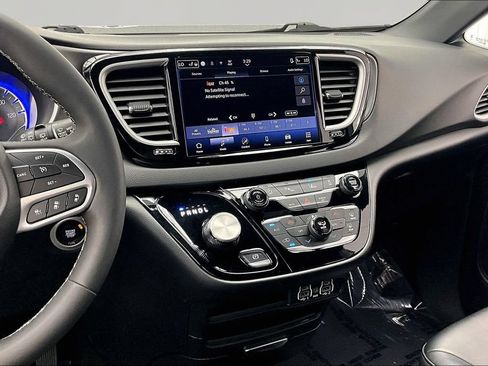 Used 2025 Chrysler Pacifica Select FWD image 6