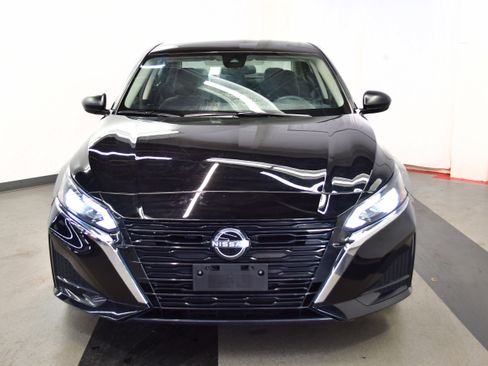 Used 2025 Nissan Altima 2.5 SV FWD image 3