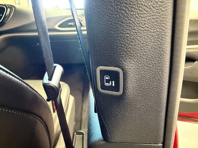 Used 2025 Chrysler Pacifica Select FWD image 31