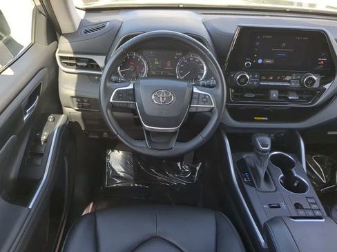 Used 2023 Toyota Highlander XLE FWD image 16