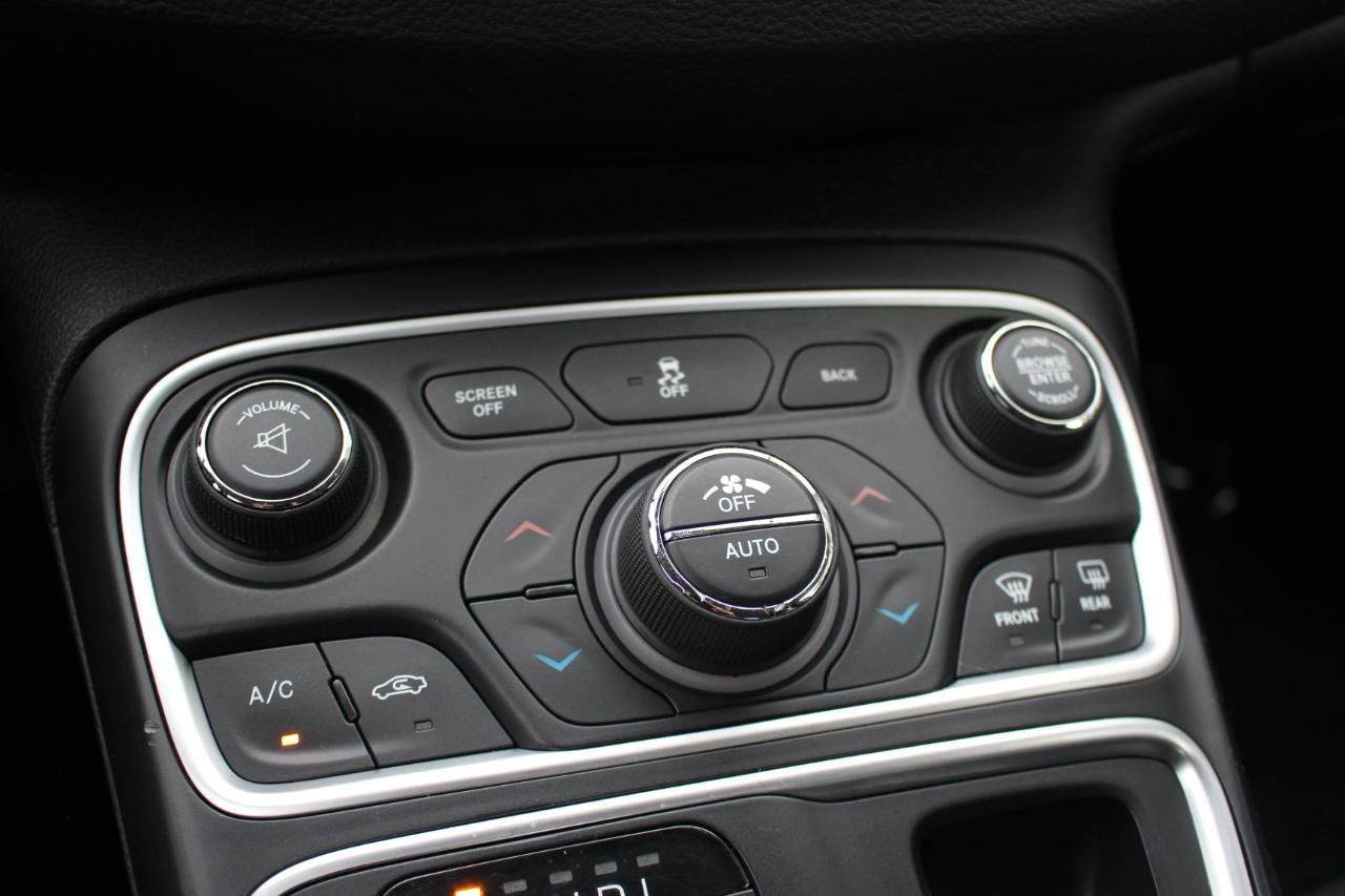Used 2015 Chrysler 200 Limited w/ Convenience Group FWD image 27