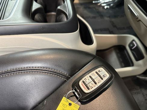 Used 2023 Chrysler Pacifica Touring-L FWD image 42