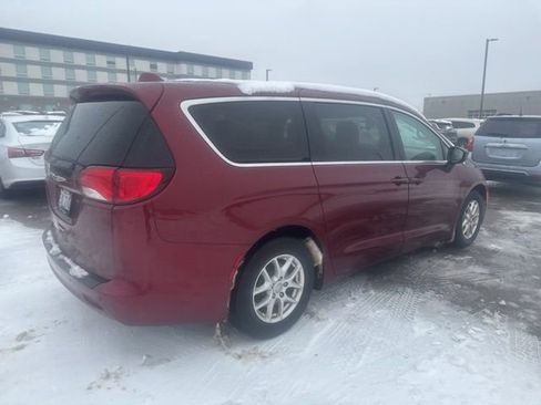 Used 2017 Chrysler Pacifica Touring image 12
