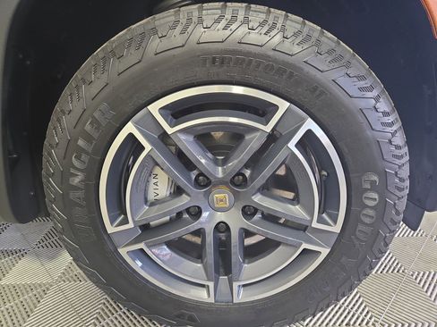 Used 2025 Rivian R1T Adventure image 11