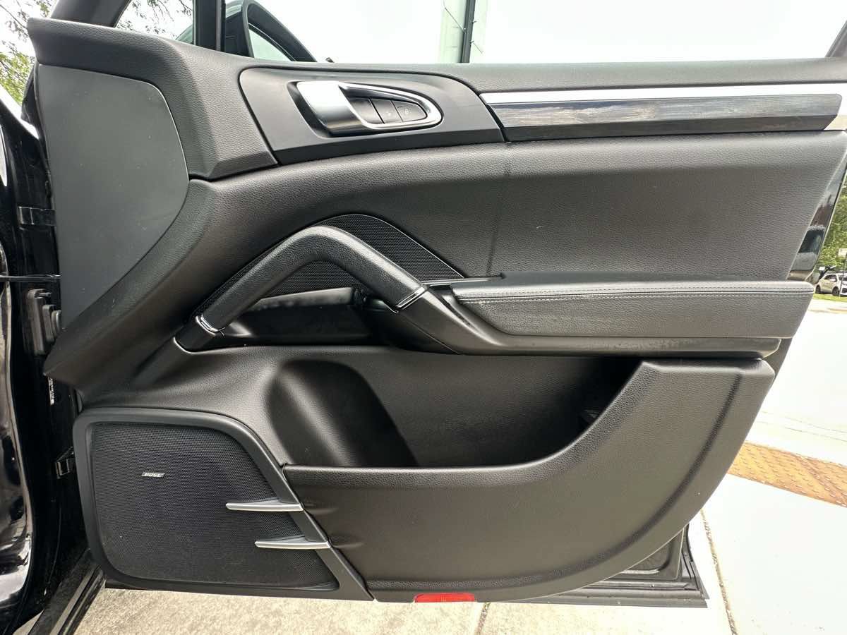 Used 2017 Porsche Cayenne AWD/4WD image 30