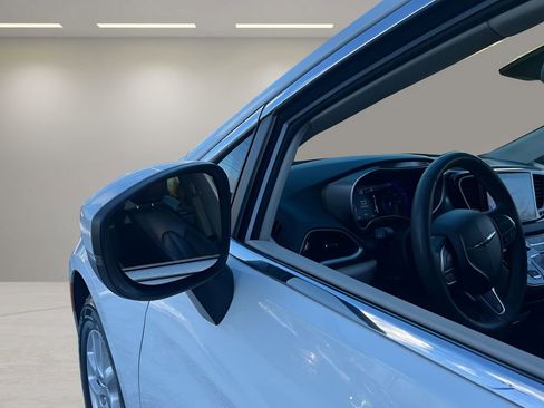 Used 2023 Chrysler Pacifica Touring-L image 24