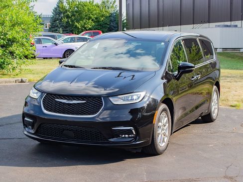Used 2025 Chrysler Pacifica Select FWD image 3
