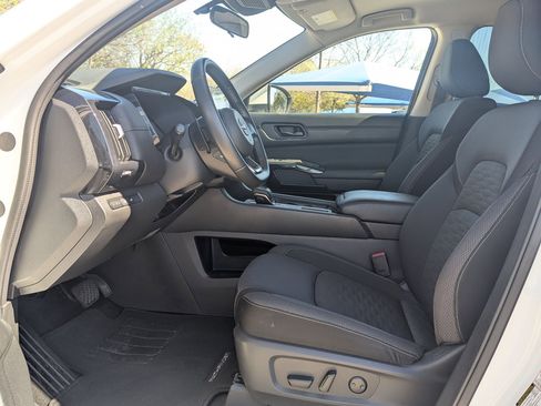 Used 2025 Nissan Pathfinder SV image 9