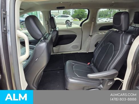 Used 2022 Chrysler Pacifica Touring-L FWD image 8