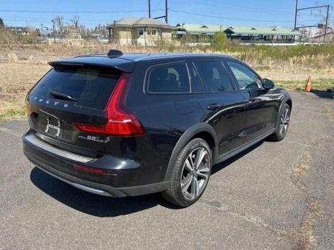 Used 2024 Volvo V60 B5 Cross Country Plus image 10