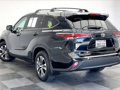 Used 2024 Toyota Highlander XLE FWD image 10