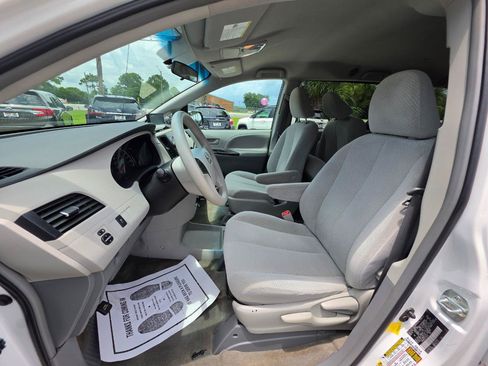 Used 2012 Toyota Sienna LE FWD image 10