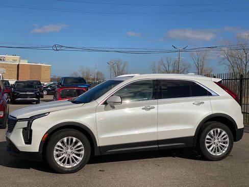 Used 2024 Cadillac XT4 Luxury w/ Cold Weather Package image 3