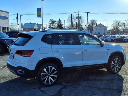 Used 2022 Volkswagen Taos SE FWD image 6