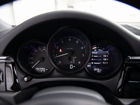 Certified 2025 Porsche Macan image 18