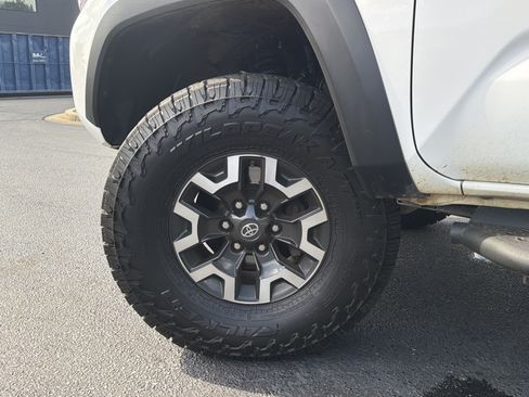Used 2020 Toyota Tacoma TRD Off-Road AWD/4WD image 14