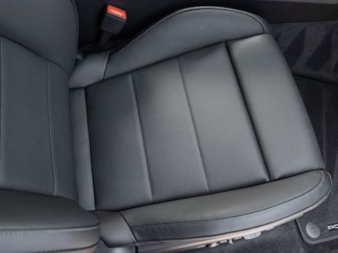 Certified 2025 Porsche Macan Electric image 38