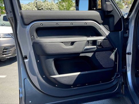 Used 2024 Land Rover Defender 110 X-Dynamic SE image 25