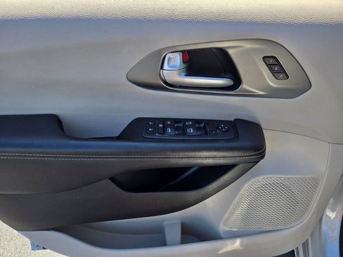Used 2024 Chrysler Pacifica Touring-L FWD image 18