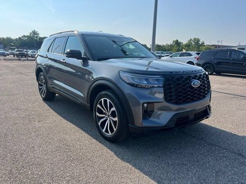 Certified 2025 Ford Explorer ST-Line AWD/4WD image 2