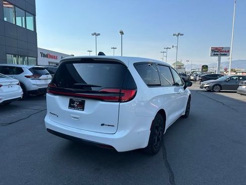 Used 2024 Chrysler Pacifica Limited FWD image 11