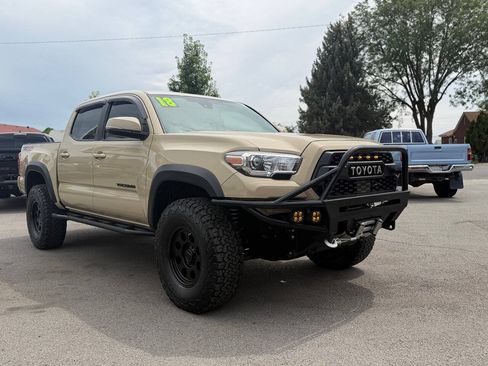 Used 2018 Toyota Tacoma TRD Off-Road w/ Technology Package AWD/4WD image 11