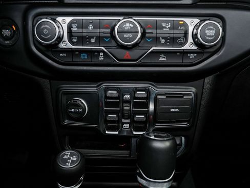 Used 2022 Jeep Wrangler Unlimited Sahara w/ Cold Weather Group image 20