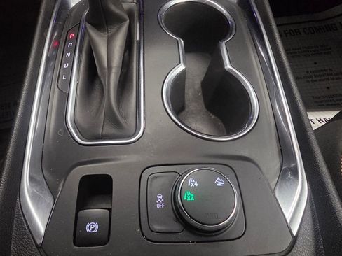 Used 2021 Chevrolet Traverse LT image 24