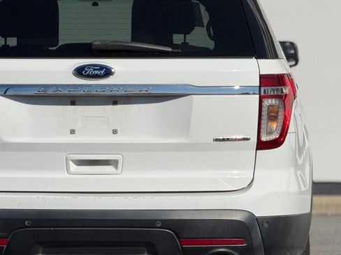 Used 2015 Ford Explorer XLT image 14