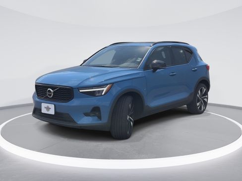 Used 2023 Volvo XC40 B5 Ultimate w/ Protection Package Premier AWD/4WD image 3
