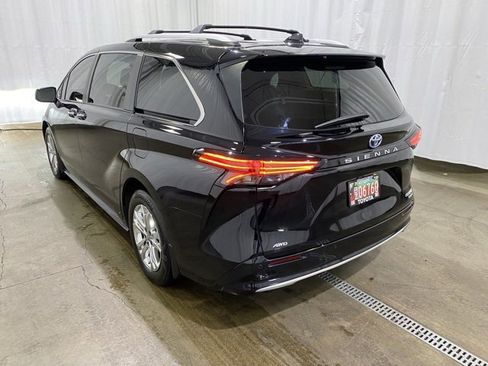 Certified 2024 Toyota Sienna Platinum image 6
