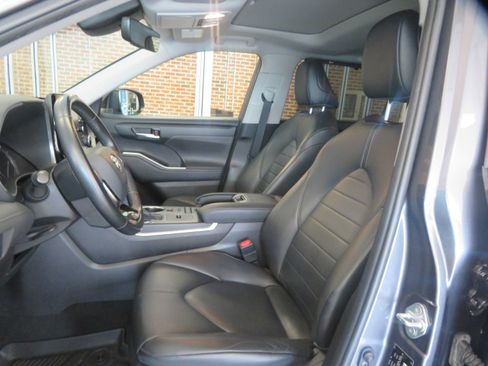 Used 2020 Toyota Highlander XLE FWD image 16