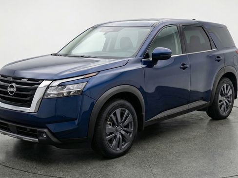 Used 2025 Nissan Pathfinder SV image 3