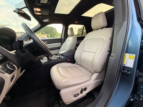 Used 2018 Ford Explorer XLT w/ Equipment Group 202A AWD/4WD image 12