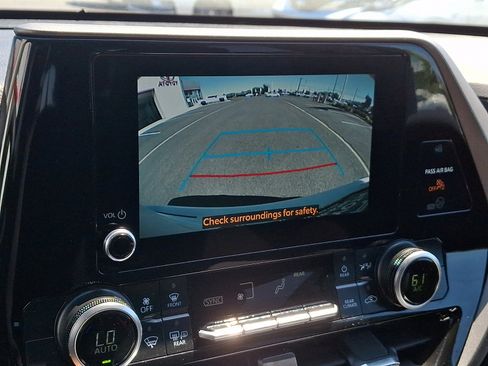 Used 2025 Toyota Highlander LE AWD/4WD image 17