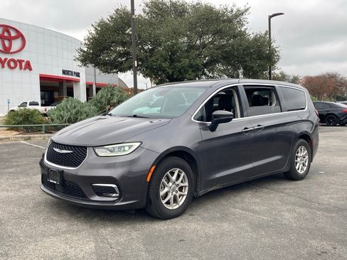 Used 2023 Chrysler Pacifica Touring-L image 1