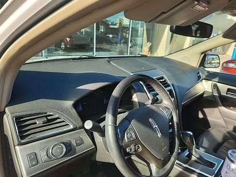 Used 2013 Lincoln MKX Base image 15