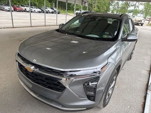 Used 2025 Chevrolet Trax LT w/ LT Convenience Package FWD image 2