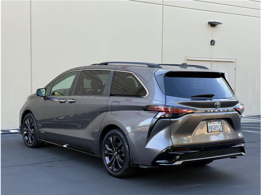 Used 2021 Toyota Sienna XSE FWD image 4