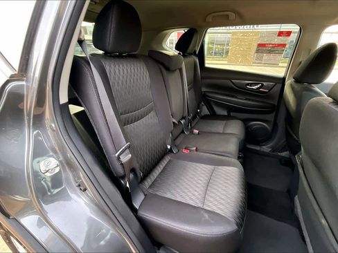 Used 2018 Nissan Rogue SV image 18