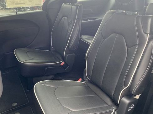 New 2026 Chrysler Pacifica Limited w/ S Appearance Package image 19