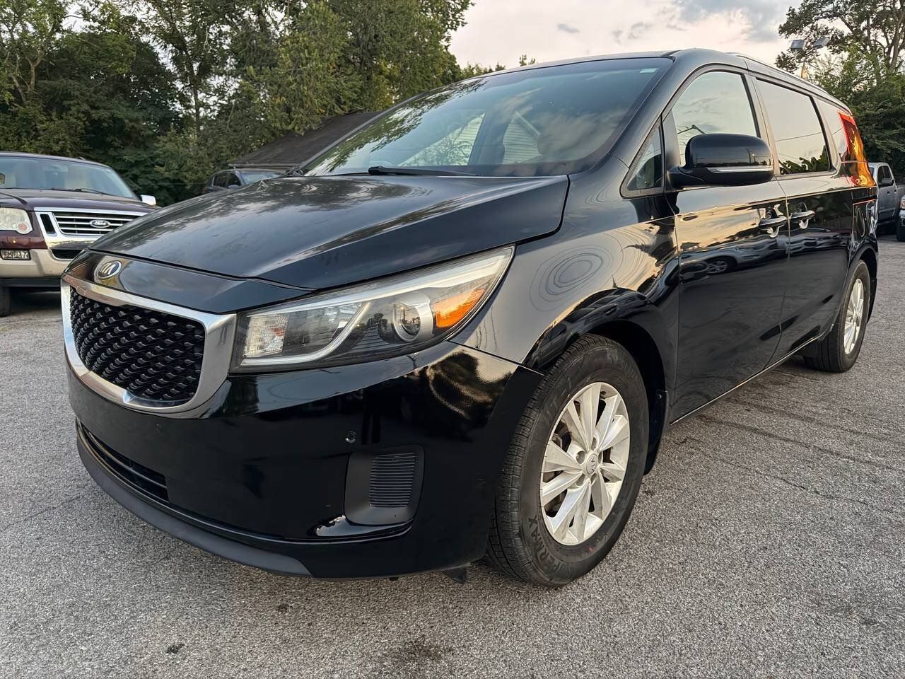 Used 2018 Kia Sedona LX FWD image 2