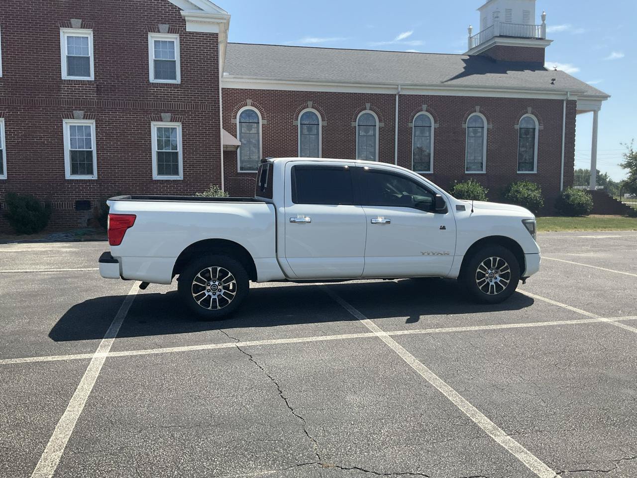 Used 2021 Nissan Titan SV AWD/4WD image 4