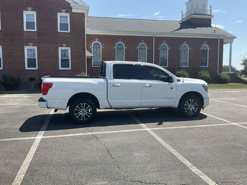 Used 2021 Nissan Titan SV AWD/4WD image 4