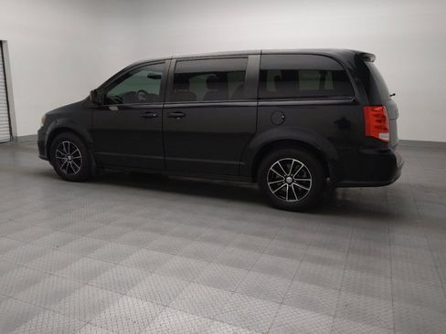 Used 2018 Dodge Grand Caravan SE image 3