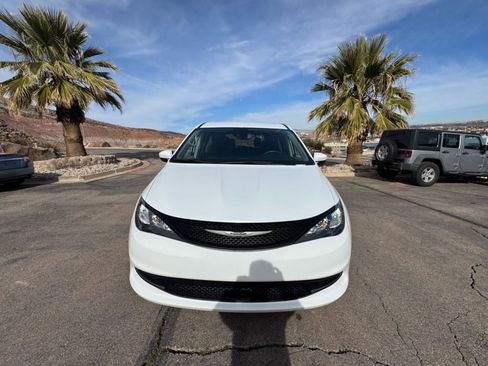 Used 2023 Chrysler Voyager LX image 8