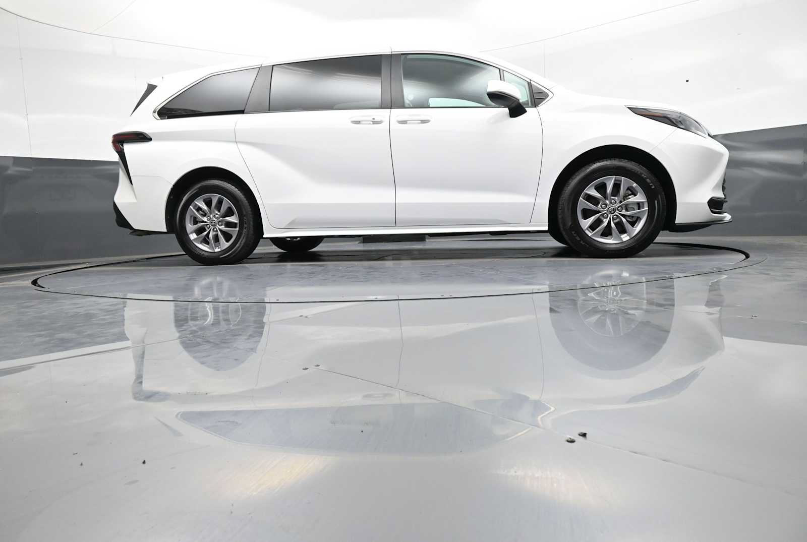 Certified 2025 Toyota Sienna LE FWD image 29