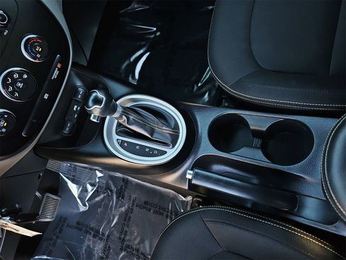 Used 2016 Kia Soul + image 25